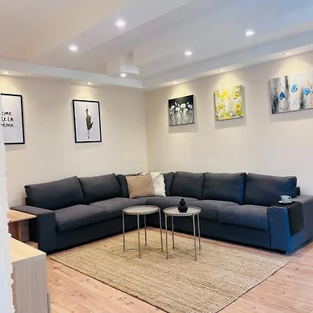 Апартаменти King's Square - Free Parking